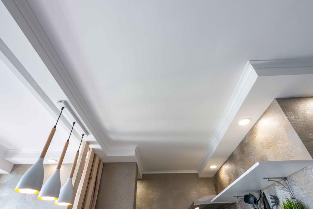 Faux plafond design dans une cuisine moderne