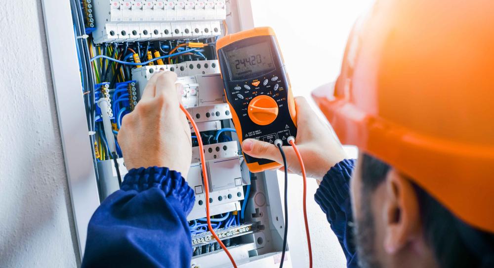 Électricien expérimenté : Solutions complètes d'installation et dépannage
